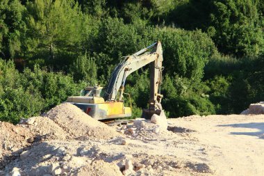 İsrail 'deki bir şantiyede ağır inşaat makineleri, traktörler ve buldozerler. 