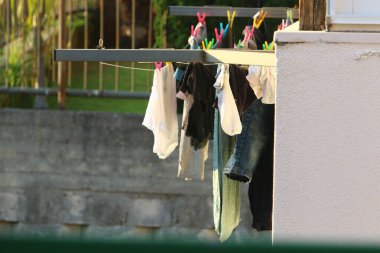 Yıkanmış giysiler apartmanın penceresinin dışındaki çamaşır ipinde kurumuş. İsrail 'de giysileri kurutmanın geleneksel yolu 