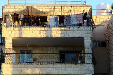 Yıkanmış giysiler apartmanın penceresinin dışındaki çamaşır ipinde kurumuş. İsrail 'de giysileri kurutmanın geleneksel yolu 