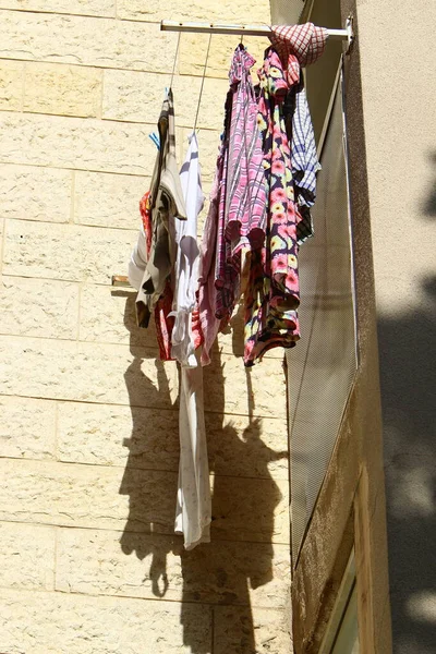 Les Vêtements Lavés Sont Séchés Sur Une Corde Linge Devant — Photo