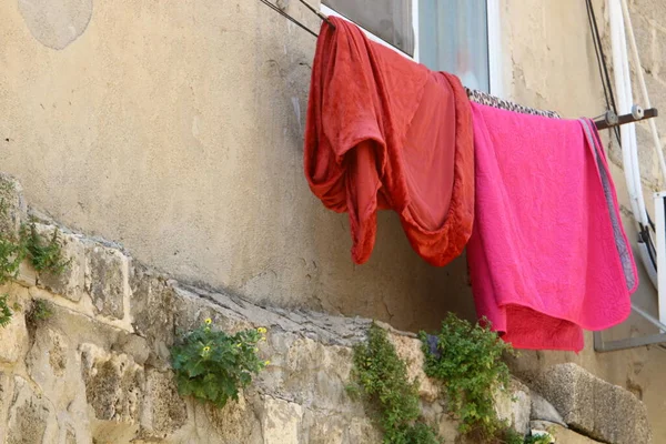 Ropa Lavada Seca Tendedero Fuera Ventana Del Apartamento Forma Tradicional — Foto de Stock