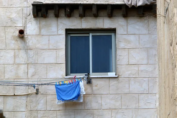 Roupas Lavadas São Secas Varal Fora Janela Apartamento Maneira Tradicional — Fotografia de Stock