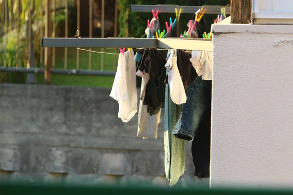Yıkanmış giysiler apartmanın penceresinin dışındaki çamaşır ipinde kurumuş. İsrail 'de giysileri kurutmanın geleneksel yolu 