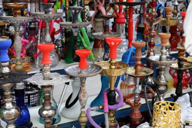 Doğulu pipo nargilası - nargile. İsrail 'de bir şehir parkında nargile. 