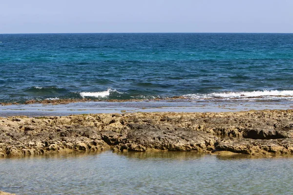Felsige Mittelmeerküste Norden Israels — Stockfoto