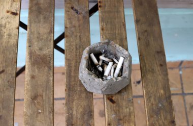 Şehir sokaklarında sigara içilen yerlerde pislik ve enkaz var. Sigara içmek gibi kötü bir alışkanlık.. 