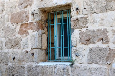 İsrail 'de konut inşaatının mimari bir ayrıntısı olarak küçük bir pencere. Odaya ışık akışı için duvarda açılıyor.. 