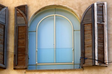 İsrail 'de konut inşaatının mimari bir ayrıntısı olarak küçük bir pencere. Odaya ışık akışı için duvarda açılıyor.. 