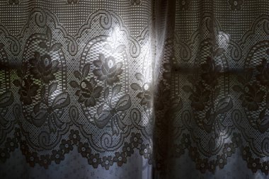 İsrail 'de konut inşaatının mimari bir ayrıntısı olarak küçük bir pencere. Odaya ışık akışı için duvarda açılıyor.. 