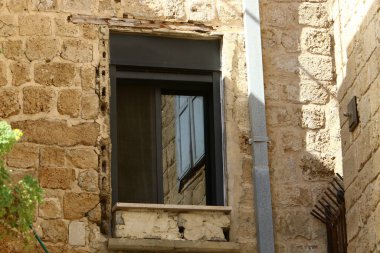 İsrail 'de konut inşaatının mimari bir ayrıntısı olarak küçük bir pencere. Odaya ışık akışı için duvarda açılıyor.. 