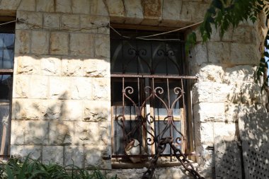 İsrail 'de konut inşaatının mimari bir ayrıntısı olarak küçük bir pencere. Odaya ışık akışı için duvarda açılıyor.. 