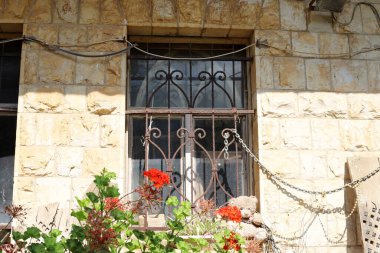 İsrail 'de konut inşaatının mimari bir ayrıntısı olarak küçük bir pencere. Odaya ışık akışı için duvarda açılıyor.. 