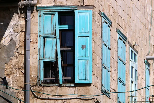 イスラエルの住宅建築の建設の建築の詳細として小さな窓 部屋に光の流れのための壁に開く — ストック写真