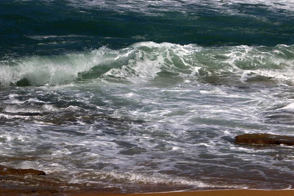 イスラエル北部の地中海の浅海における海水の色 — ストック写真