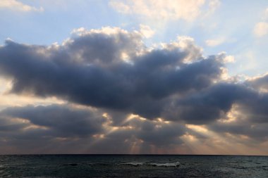 Kuzey İsrail 'deki Akdeniz üzerinde bulutlu bir gökyüzü 