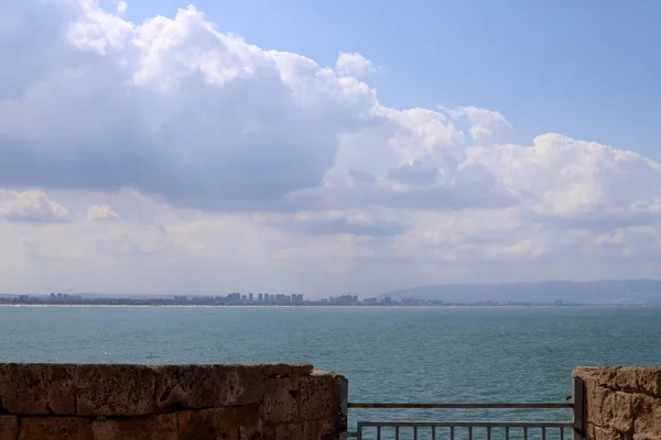 以色列北部地中海上空多云的天空 — 图库照片