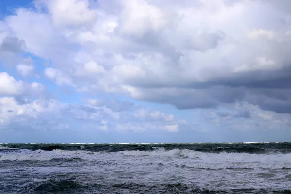 Kuzey Srail Deki Akdeniz Üzerinde Bulutlu Bir Gökyüzü — Stok fotoğraf