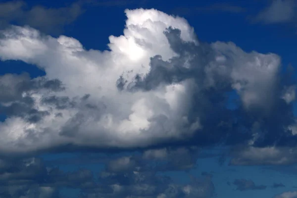 Kuzey Srail Deki Akdeniz Üzerinde Bulutlu Bir Gökyüzü — Stok fotoğraf