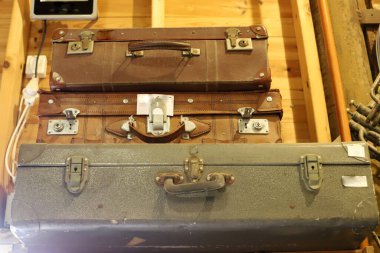 İsrail 'de bit pazarında eski şeyler ve aletler satılıyor. 