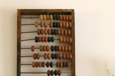 İsrail 'de bit pazarında eski şeyler ve aletler satılıyor. 