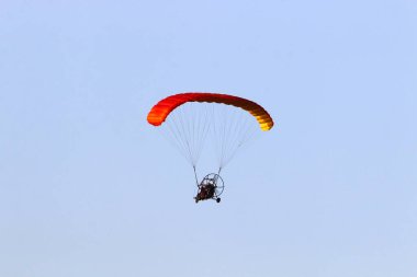 Kuzey İsrail 'deki Akdeniz üzerinde yelken kanat. 