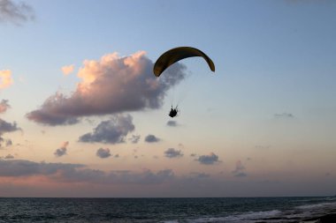 Kuzey İsrail 'deki Akdeniz üzerinde yelken kanat. 