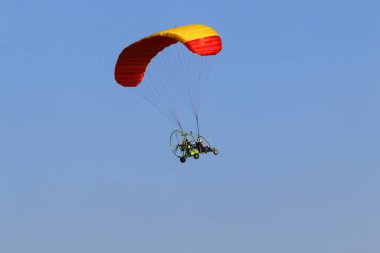 Kuzey İsrail 'deki Akdeniz üzerinde yelken kanat. 