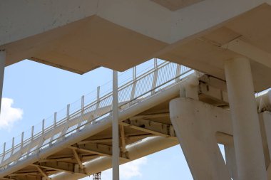 İsrail 'in kuzeyindeki bir nehrin üzerindeki büyük beton köprünün mimari detayları.. 