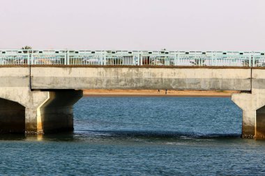 İsrail 'in kuzeyindeki bir nehrin üzerindeki büyük beton köprünün mimari detayları.. 