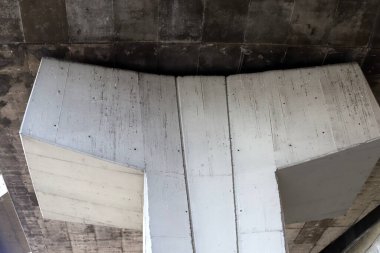 İsrail 'in kuzeyindeki bir nehrin üzerindeki büyük beton köprünün mimari detayları.. 