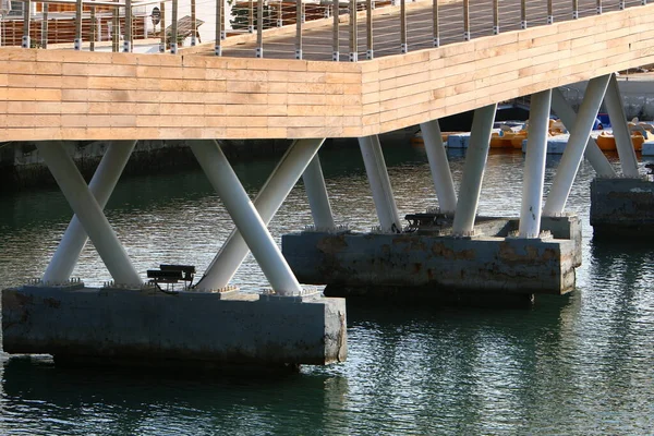 Close Detalhes Arquitetônicos Uma Grande Ponte Concreto Armado Sobre Rio — Fotografia de Stock