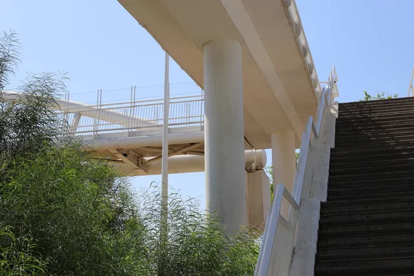 Close Detalhes Arquitetônicos Uma Grande Ponte Concreto Armado Sobre Rio — Fotografia de Stock