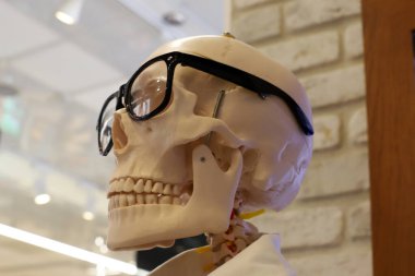 İsrail 'de bir süpermarkette giysi reklamı için bir manken..