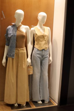 İsrail 'de bir süpermarkette giysi reklamı için bir manken..