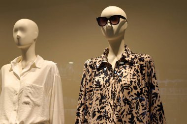 İsrail 'de bir süpermarkette giysi reklamı için bir manken..