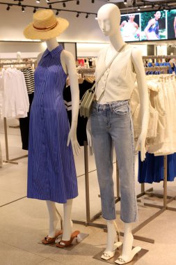 İsrail 'de bir süpermarkette giysi reklamı için bir manken..