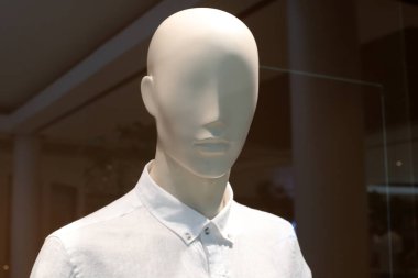 İsrail 'de bir süpermarkette giysi reklamı için bir manken..