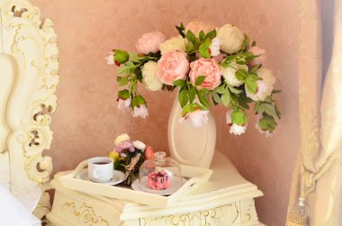 Hafif bir kahvaltı ve peonies vazo