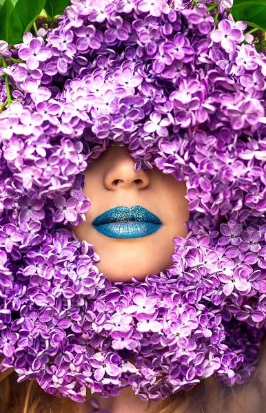 Jeune femme beauté avec des lèvres de maquillage bleu sur fond lilas avec une peau saine — Photo