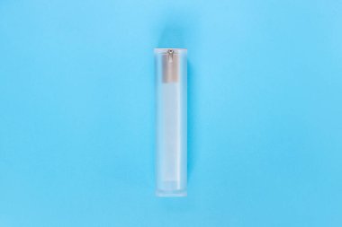 Sıvı, krem, jöle ve losyon için şişe. Mavi arka planda osmetik şişe. SPA kozmetik ürünleri markalaştırma modeli. Düz yatış minimalist tarzı.