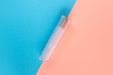 Sıvı, krem, jöle ve losyon için şişe. Mavi ve gül arkaplanlı osmetik şişe. SPA kozmetik ürünleri markalaştırma modeli. Düz yatış minimalist tarzı.