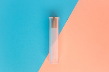 Sıvı, krem, jöle ve losyon için şişe. Mavi ve gül arkaplanlı osmetik şişe. SPA kozmetik ürünleri markalaştırma modeli. Düz yatış minimalist tarzı.