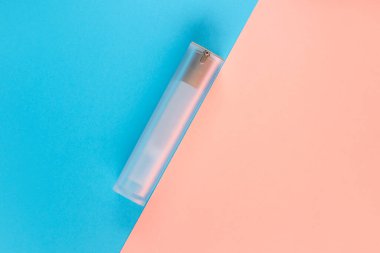 Sıvı, krem, jöle ve losyon için şişe. Mavi ve gül arkaplanlı osmetik şişe. SPA kozmetik ürünleri markalaştırma modeli. Düz yatış minimalist tarzı.