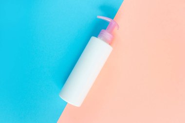 Sıvı, krem, jöle ve losyon için şişe. Mavi ve gül arkaplanlı osmetik şişe. SPA kozmetik ürünleri markalaştırma modeli. Düz yatış minimalist tarzı.