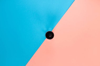 Damlatan cam şişe maketi. Mavi ve gül arkaplanlı osmetik pipet. SPA kozmetik ürünleri markalaştırma modeli. Düz yatış minimalist tarzı.