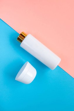 Sıvı, krem, jöle ve losyon için makyaj seti. Mavi ve gül arkaplanlı osmetik şişe. SPA kozmetik ürünleri markalaştırma modeli. Düz yatış minimalist tarzı.