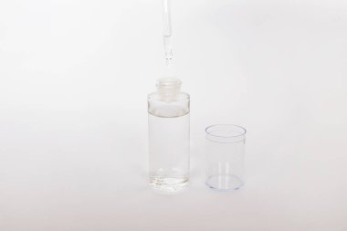 Damlatan cam şişe maketi. Beyaz arkaplanda osmetik pipet