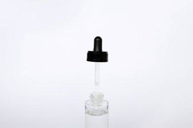 Damlatan cam şişe maketi. Beyaz arkaplanda osmetik pipet