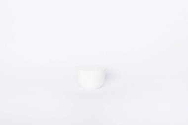 Sıvı, krem, jöle ve losyon için kavanoz. Beyaz arka planda kozmetik kavanozu. SPA kozmetik ürünleri markalaştırma modeli. Düz yatış minimalist tarzı.