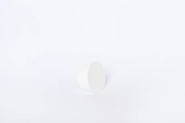 Sıvı, krem, jöle ve losyon için kavanoz. Beyaz arka planda kozmetik kavanozu. SPA kozmetik ürünleri markalaştırma modeli. Düz yatış minimalist tarzı.